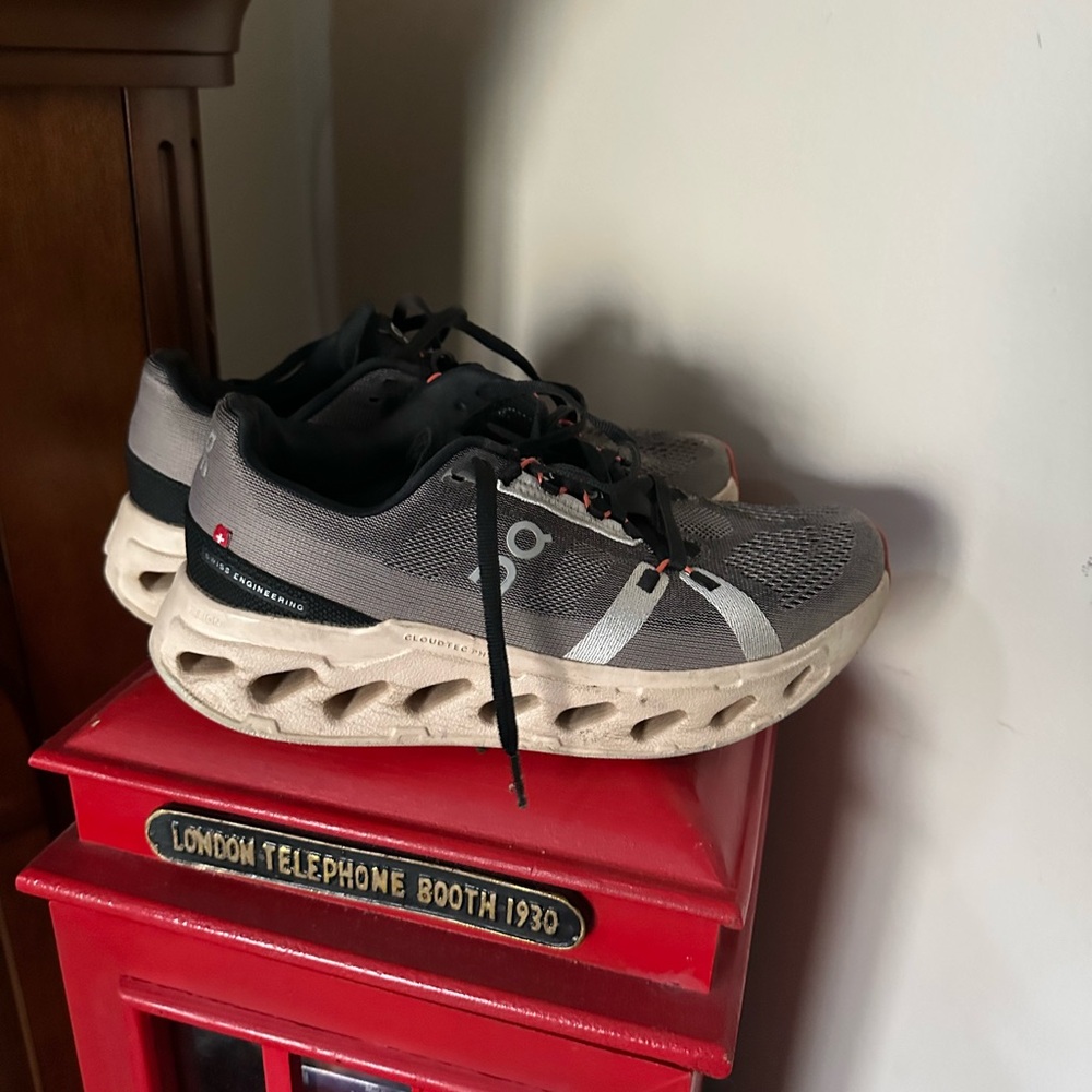 On cloud clouseclipse Running women Gray and Black Sneakers